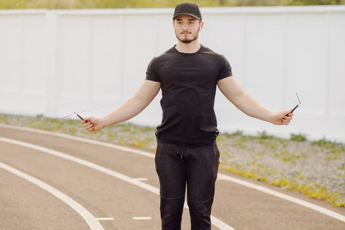 pria sedang lompat tali di luar ruangan