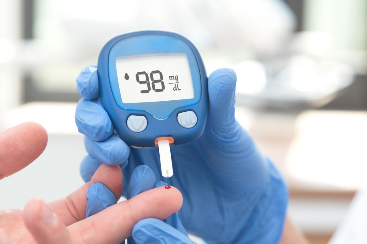 Dokter melakukan pengecekan gula darah