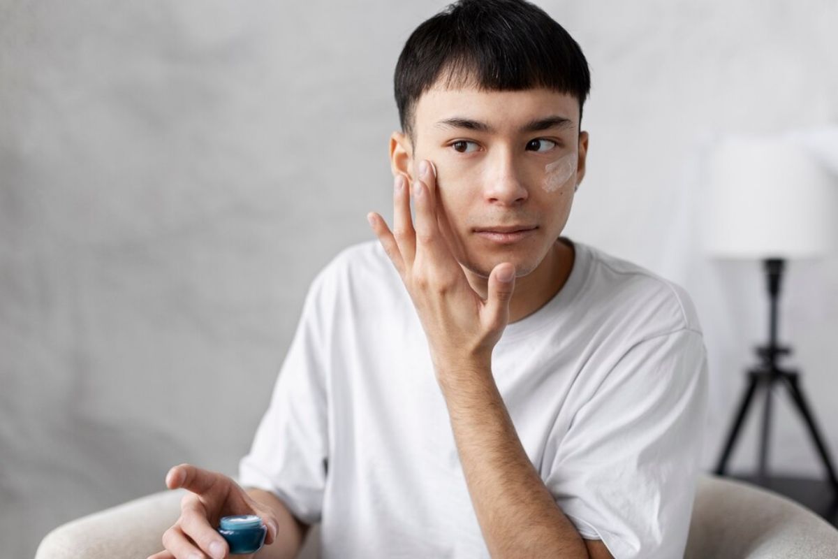 Pria menerapkan skincare