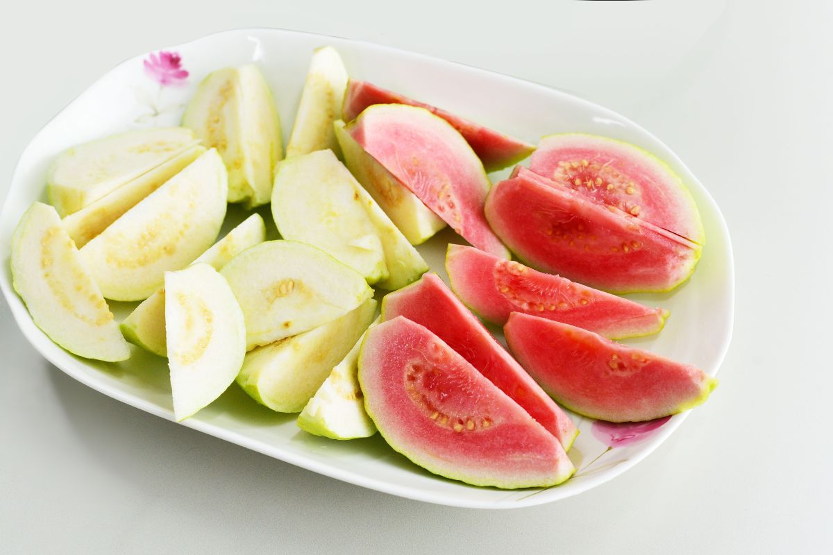 Potongan buah jambu biji di atas piring