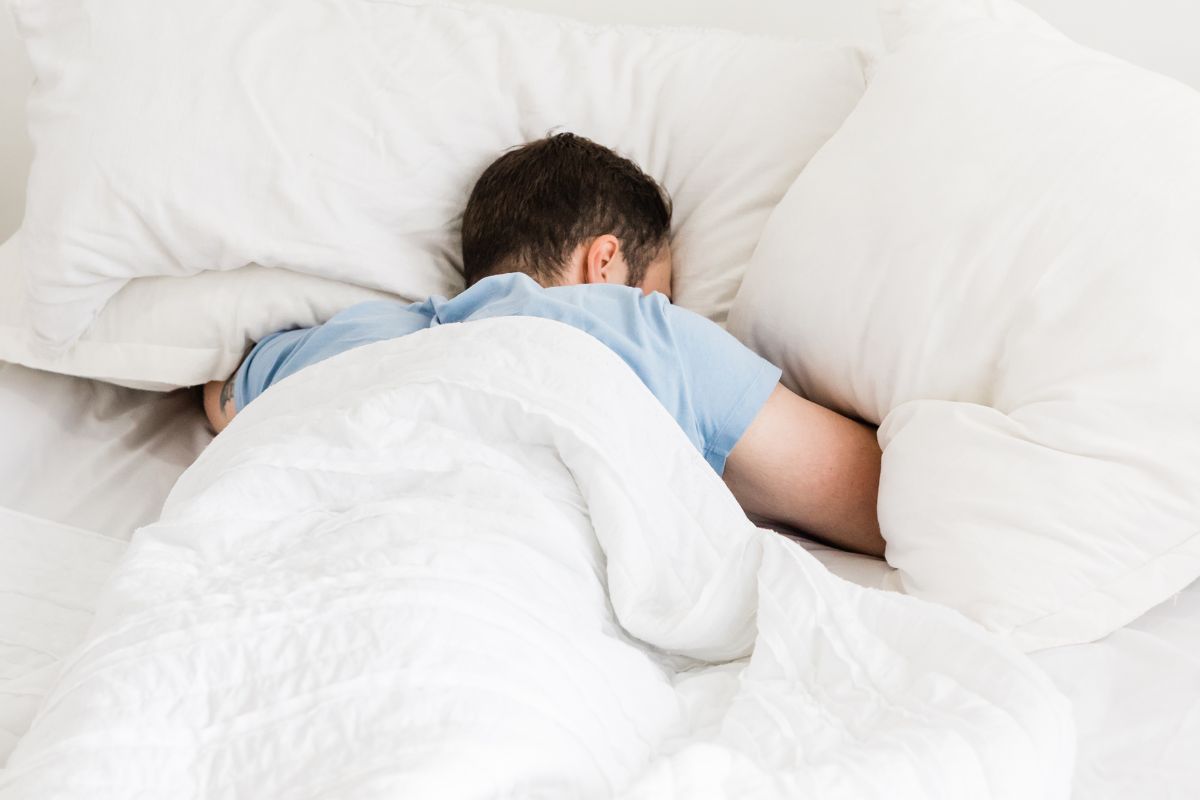 Pria sedang tidur dalam posisi telungkup