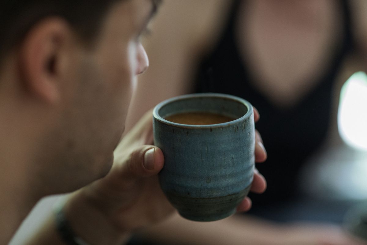Pria sedang meminum kopi