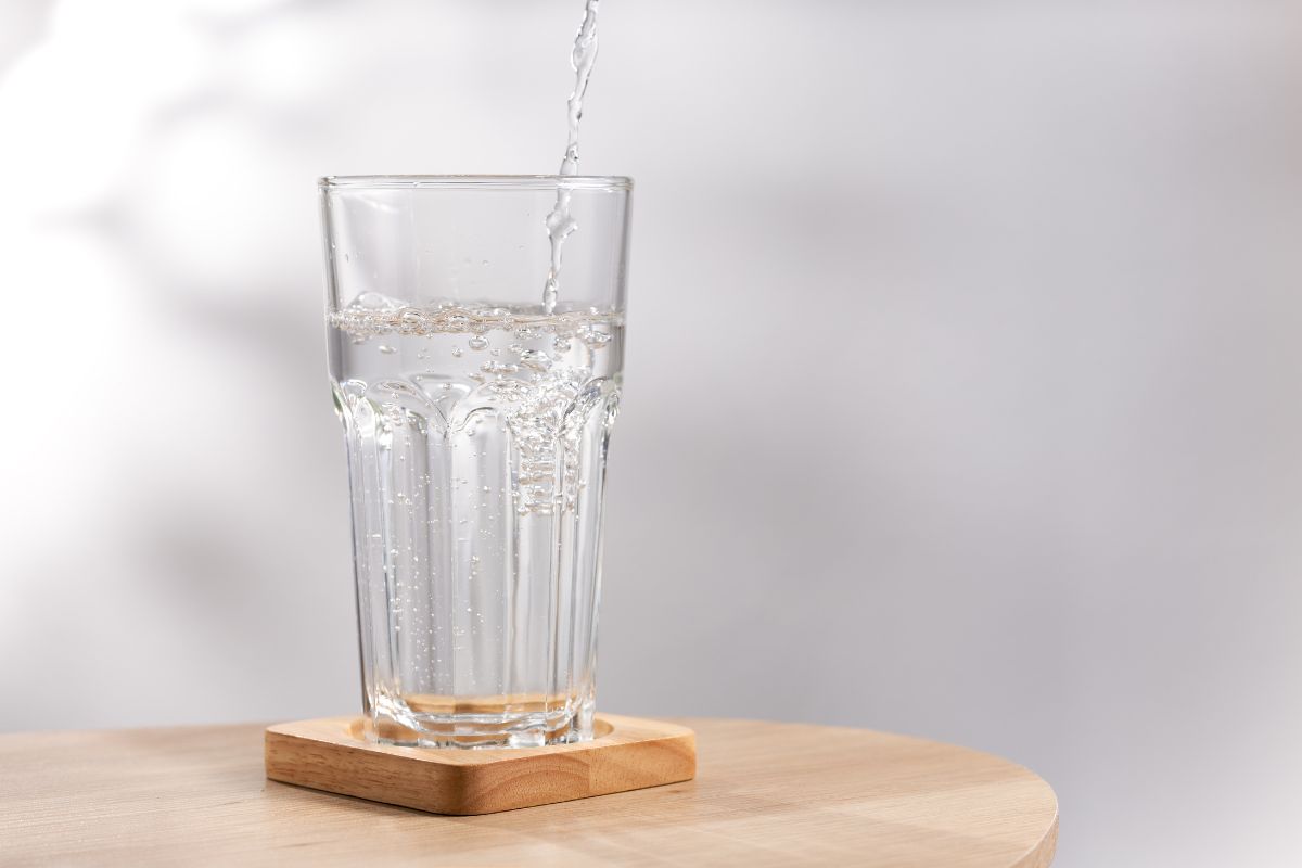 Air mineral dituangkan ke gelas