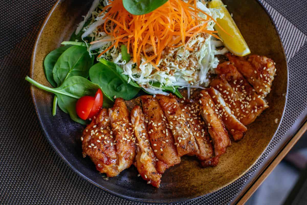 Seporsi makanan sehat dengan nasi, sayur, dan lauk