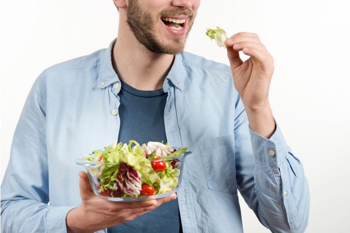 Pria makan salad