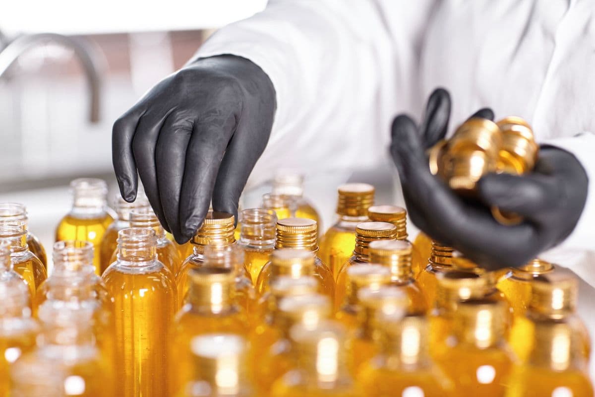 Pekerja pabrik menutup botol
